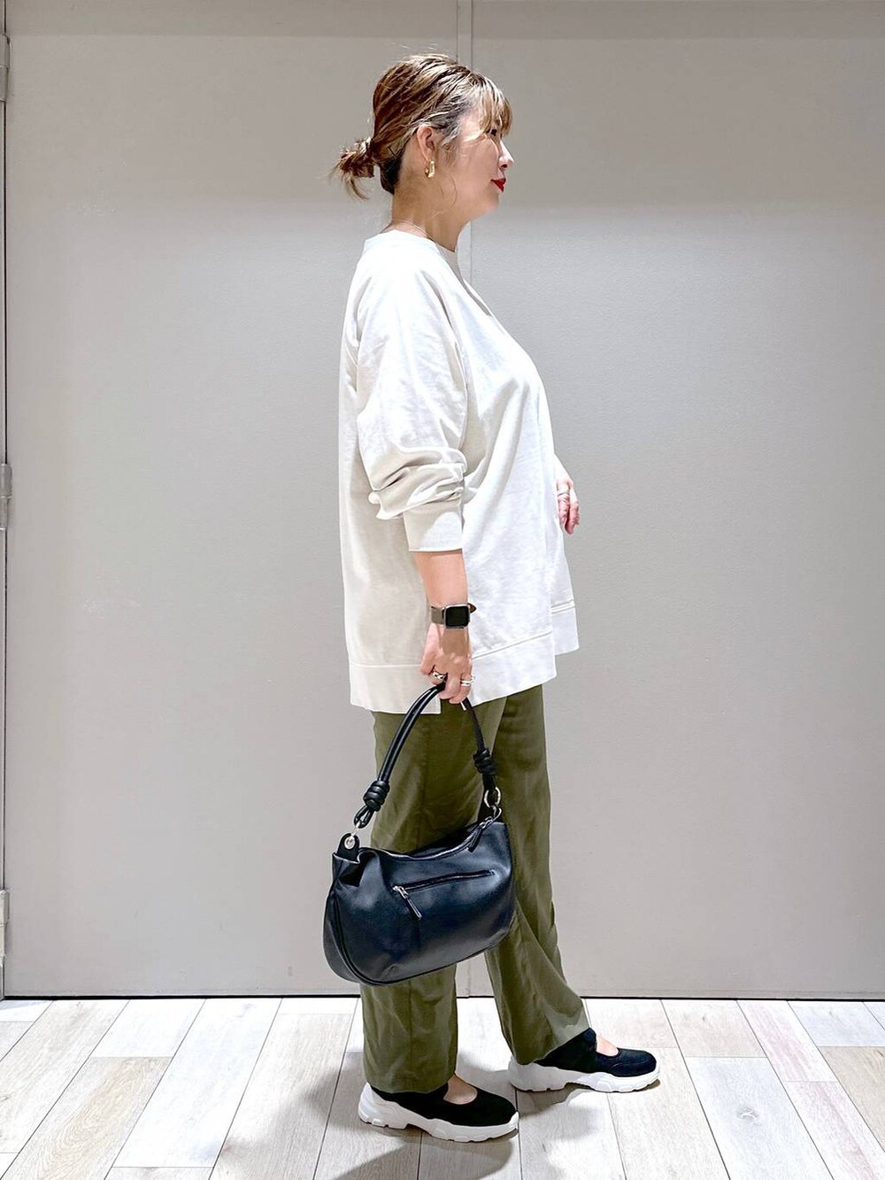 グリーン系のその他パンツ、ホワイト系のTシャツ/カットソー、ブラック系のスニーカーを着用したレディースの夏コーディネートの2枚目の写真