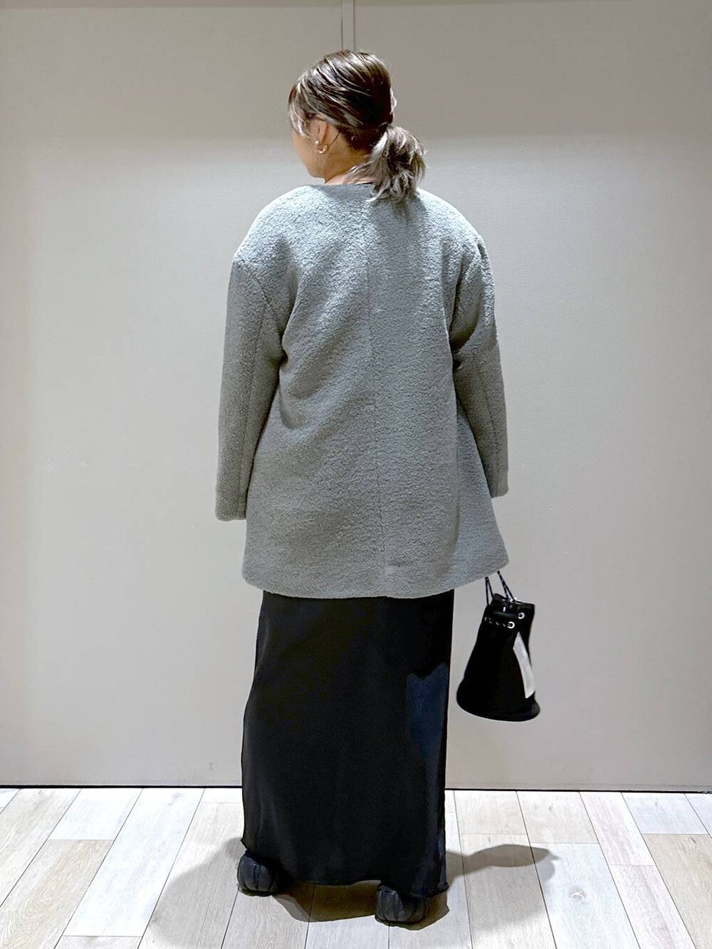 「体型カバー、着痩せ・細見え、高身長、休日コーデ、楽ちんコーデ、秋コーデ、きれいめカジュアル_LEPSIM、ベーシック/シンプル、きれいめ、旅行、バッグ、LEPSIM、コート」｜「LEPSIMの14ゲージポンチョプルオーバー　183618（ニット/セーター、ブラック系）」を使った、たかみなさん（レディース・166cm）の秋コーディネートの3枚目の写真