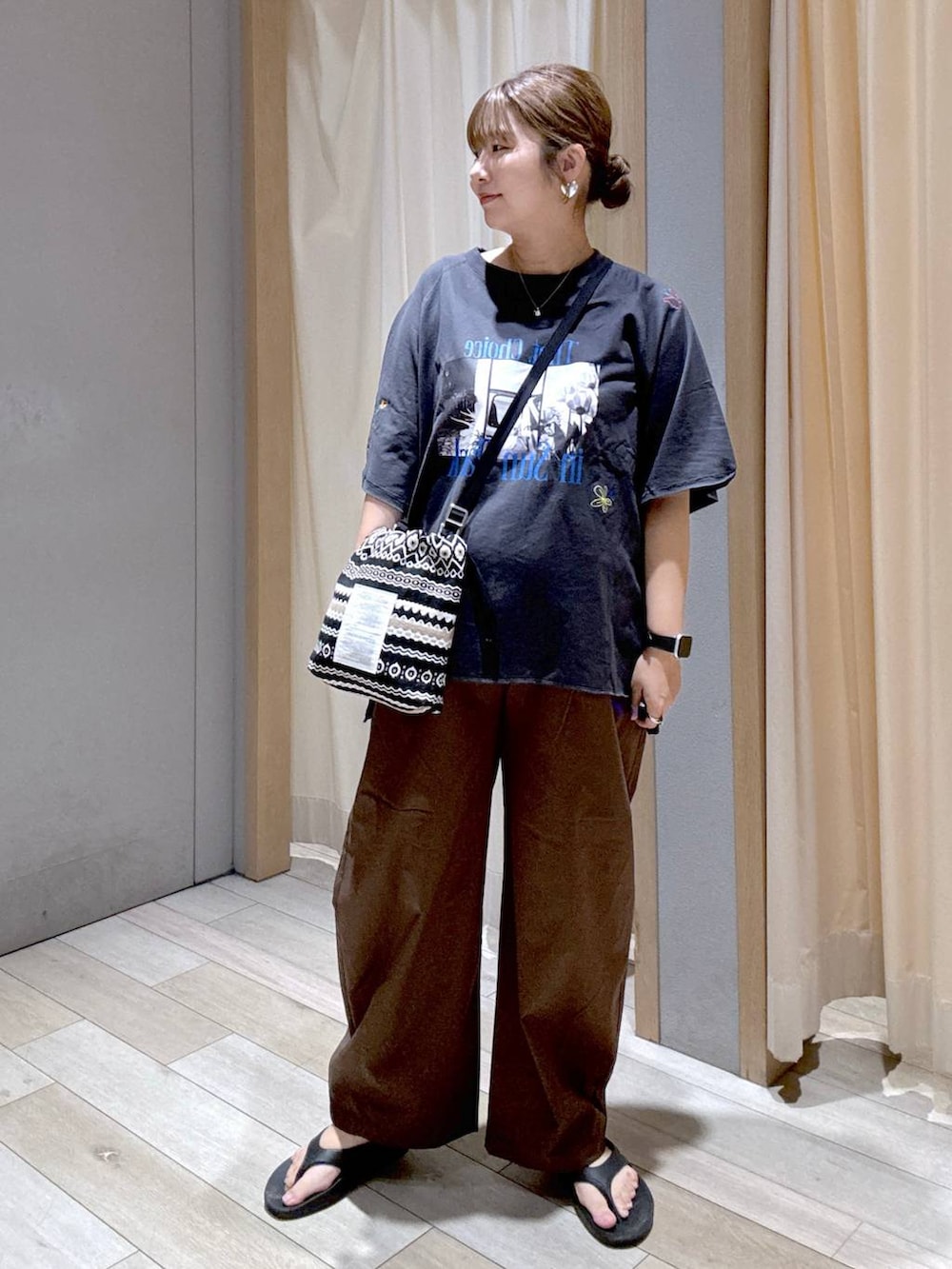 ブラウン系のその他パンツ、ブラック系のサンダルを着用したレディースの秋コーディネートの5枚目の写真