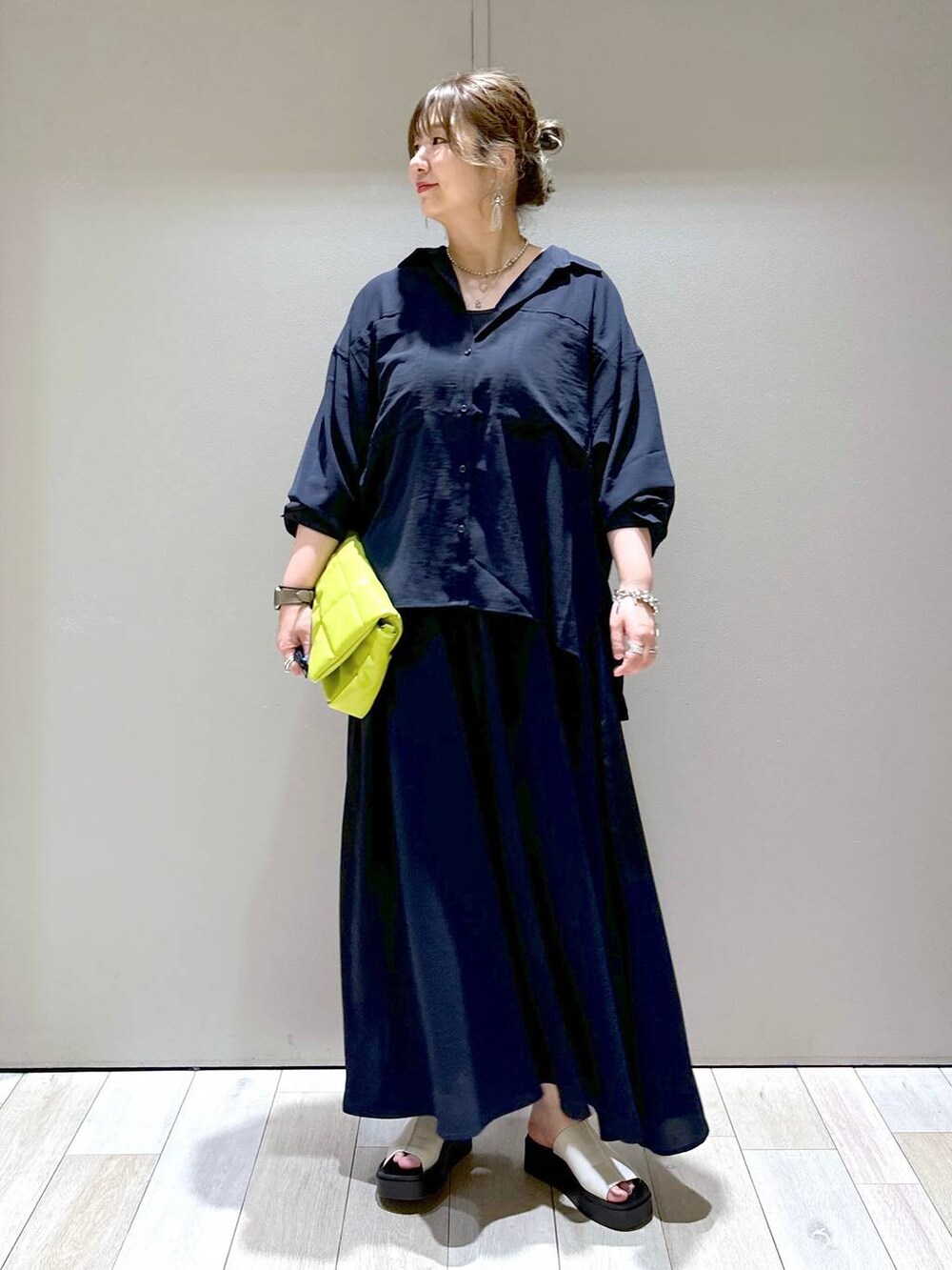 グリーン系のショルダーバッグ、ブルー系のその他パンツ、ブルー系のシャツ/ブラウスを着用したレディースの春コーディネートの6枚目の写真