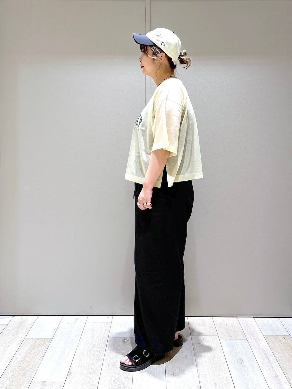 ブラック系のショルダーバッグ、ブラック系のその他パンツ、ブラック系のサンダルを着用したレディースの春コーディネートの4枚目の写真