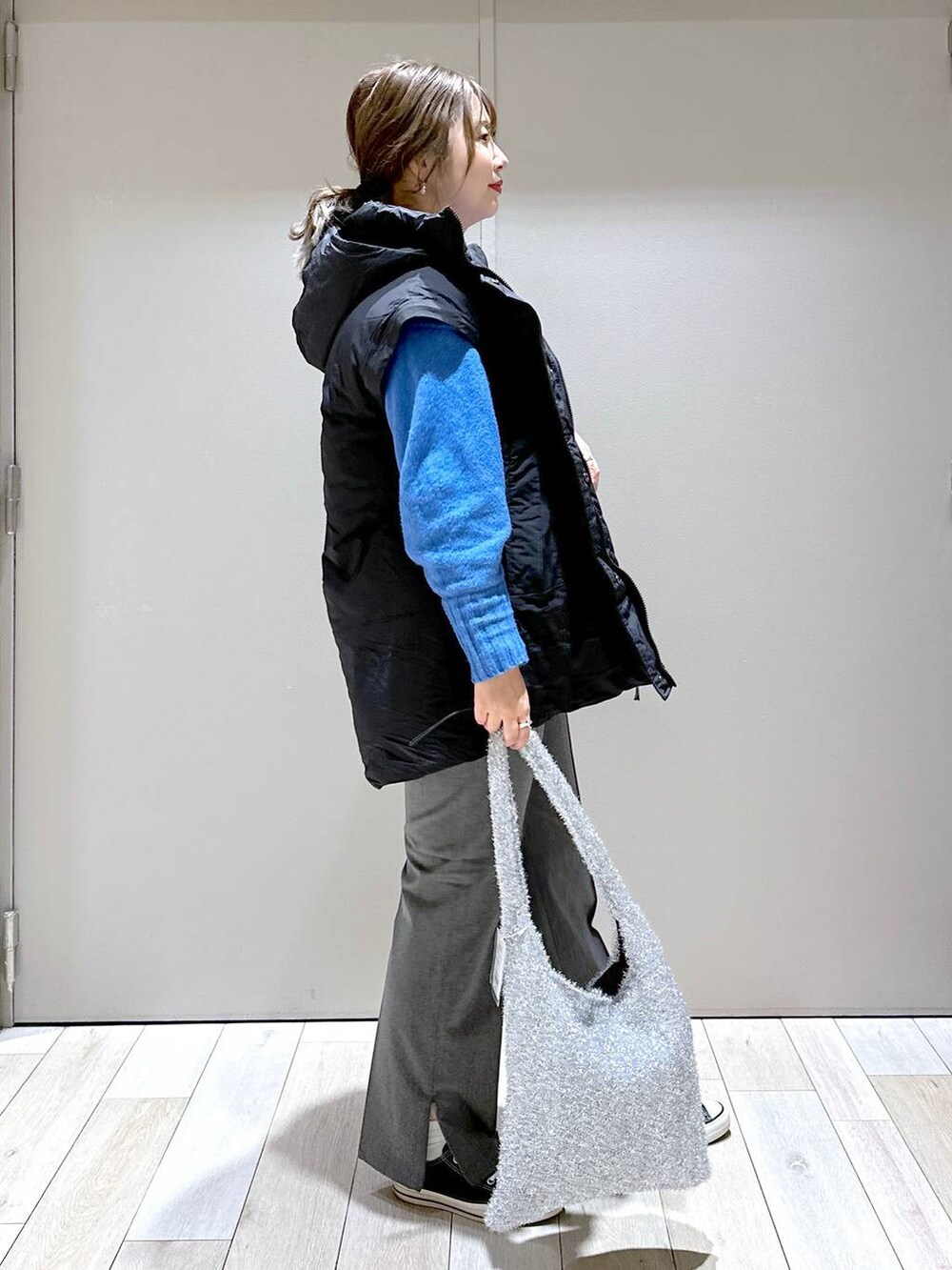 ブラック系のその他パンツ、ブラック系のその他アウター、シルバー系のショルダーバッグを着用したレディースの冬コーディネートの2枚目の写真