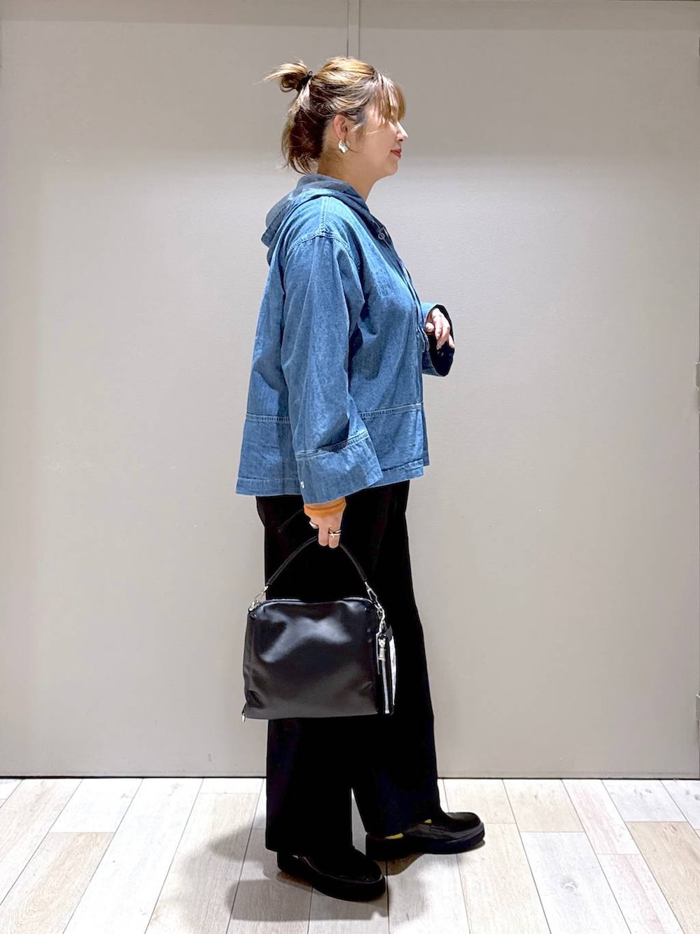 ブラック系のTシャツ/カットソー、ブラック系のその他パンツ、ブラック系のローファーを着用したレディースの冬コーディネートの2枚目の写真