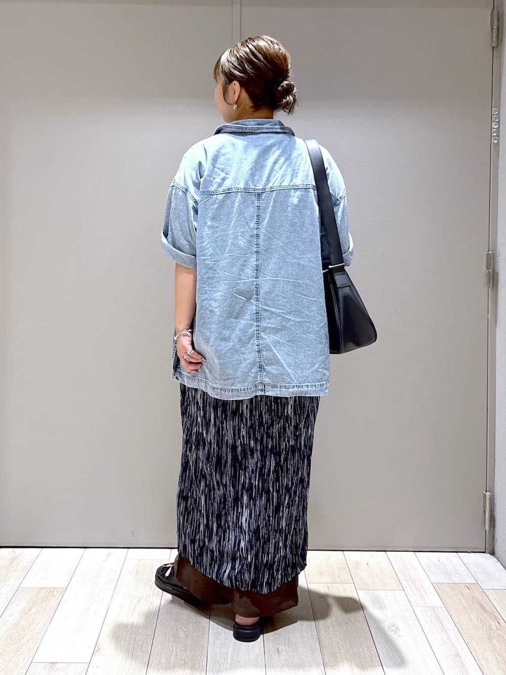 ブルー系のシャツ/ブラウス、レッド系のTシャツ/カットソー、ブラック系のサンダルを着用したレディースの夏コーディネートの3枚目の写真
