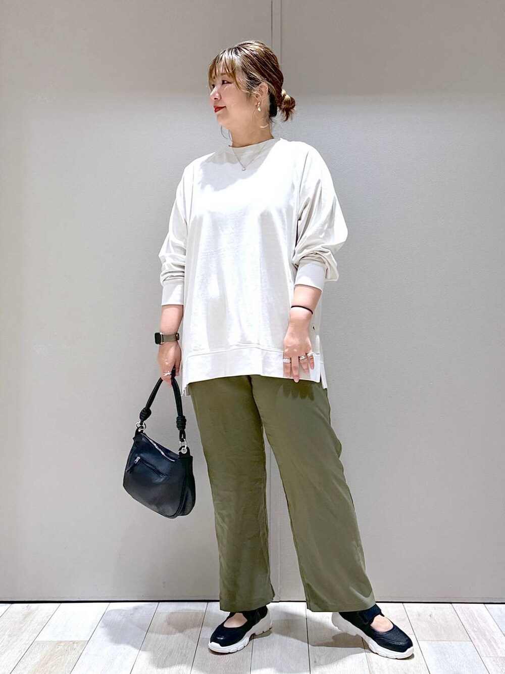 グリーン系のその他パンツ、ホワイト系のTシャツ/カットソー、ブラック系のスニーカーを着用したレディースの夏コーディネートの4枚目の写真