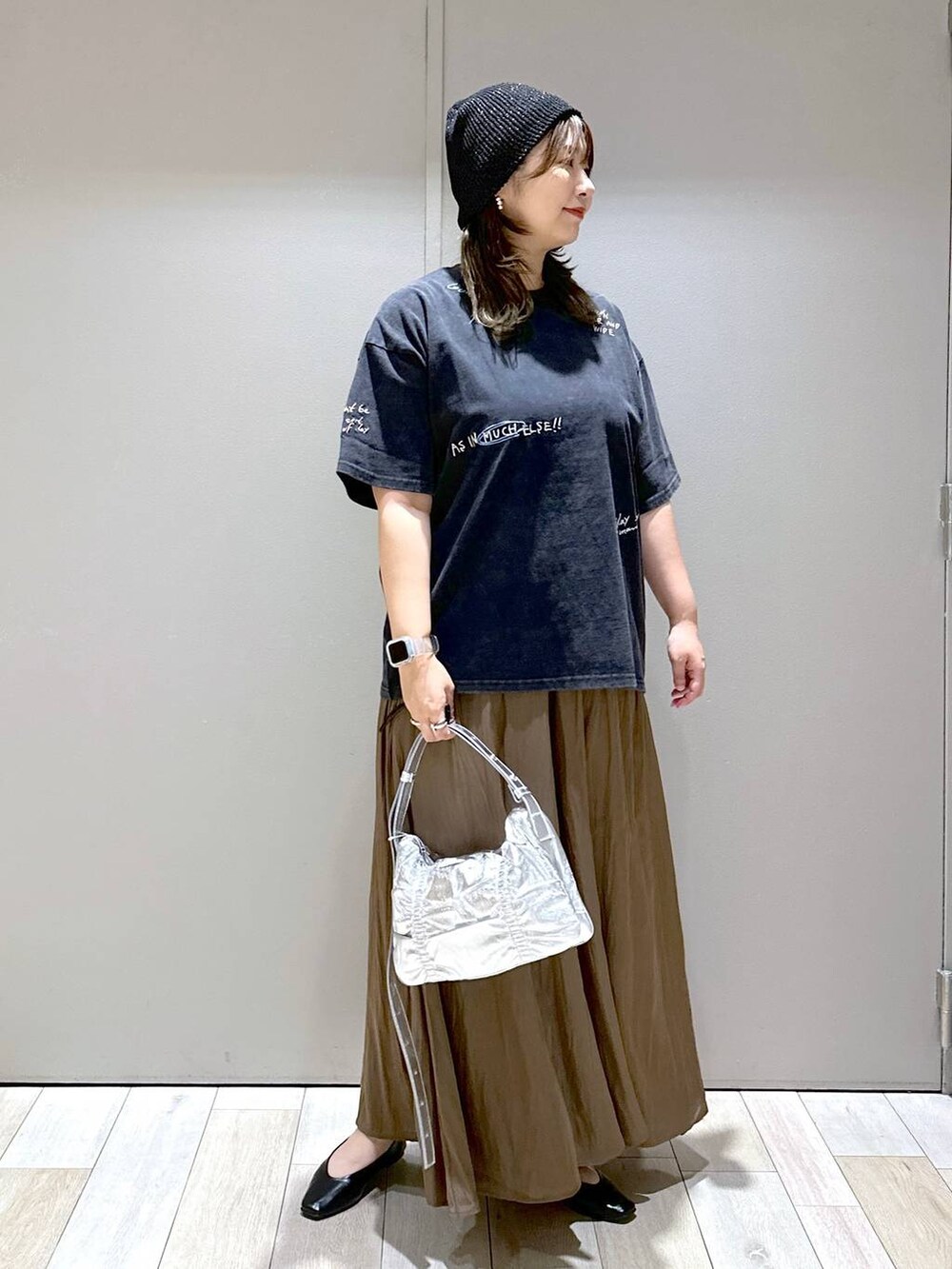 シルバー系のショルダーバッグ、ブラウン系のその他パンツ、ブラック系のパンプスを着用したレディースの夏コーディネートの5枚目の写真