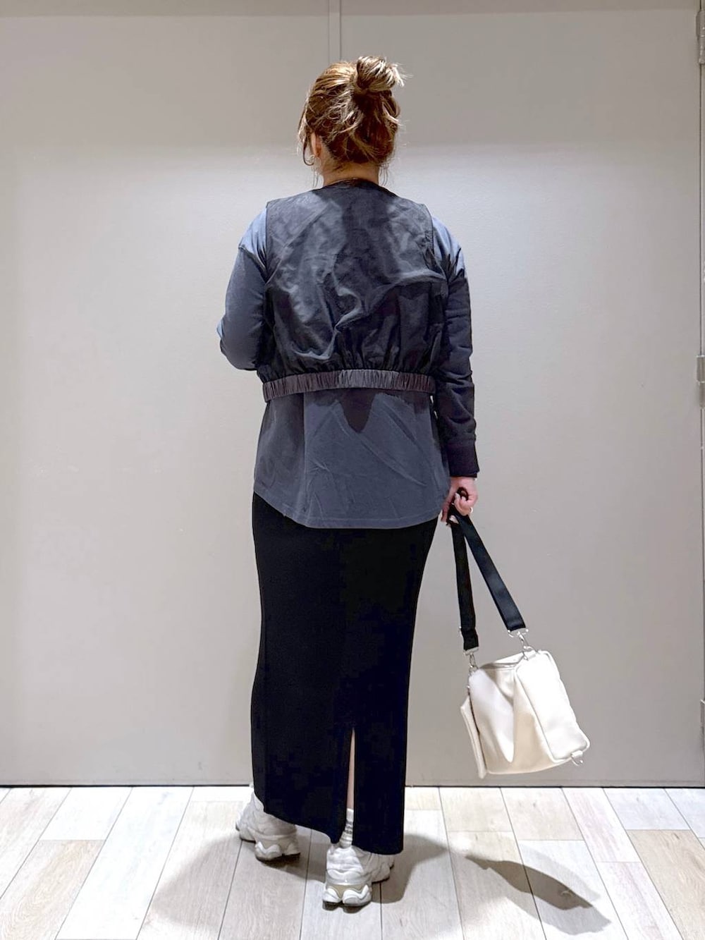 「体型カバー、着痩せ・細見え、高身長、休日コーデ、楽ちんコーデ、きれいめカジュアル_LEPSIM、ベーシック/シンプル、きれいめ、旅行、バッグ、LEPSIM、高身長_LEPSIM、ぽっちゃり_LEPSIM」｜「LEPSIMの14ゲージニットナロースカート　242468（スカート、ブラック系）」を使った、たかみなさん（レディース・166cm）の春コーディネートの3枚目の写真