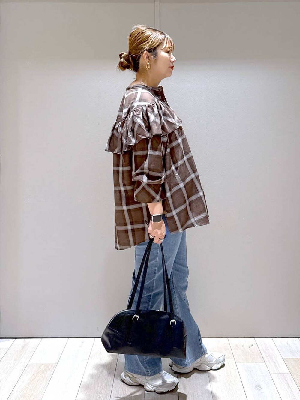 ブルー系のその他パンツ、ブラック系のボストンバッグ、ブラウン系のマタニティウェア/グッズを着用したレディースの秋コーディネートの2枚目の写真