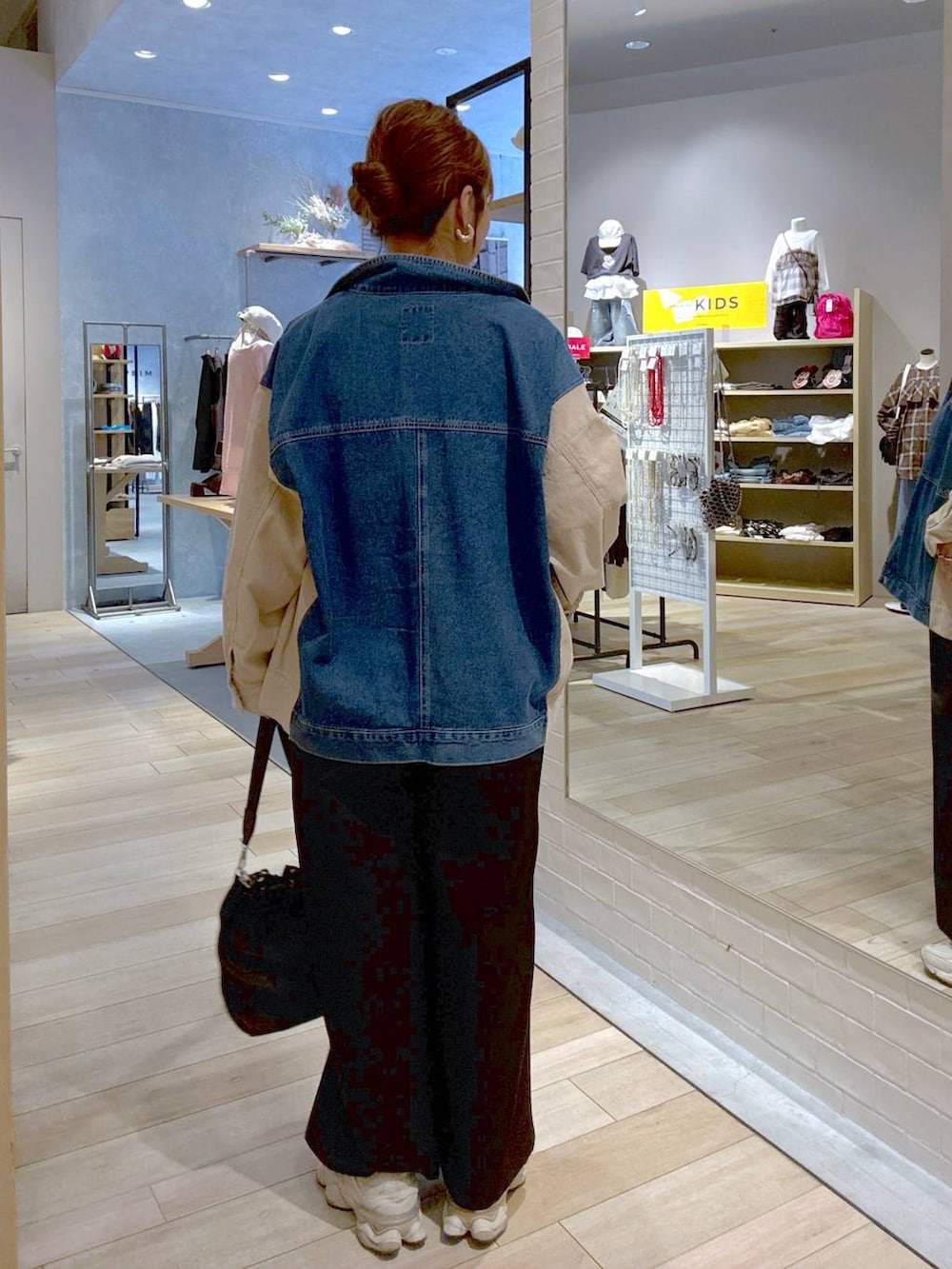 ブラック系のショルダーバッグ、ブラック系のその他パンツ、ブルー系のカバーオールを着用したレディースの秋コーディネートの3枚目の写真