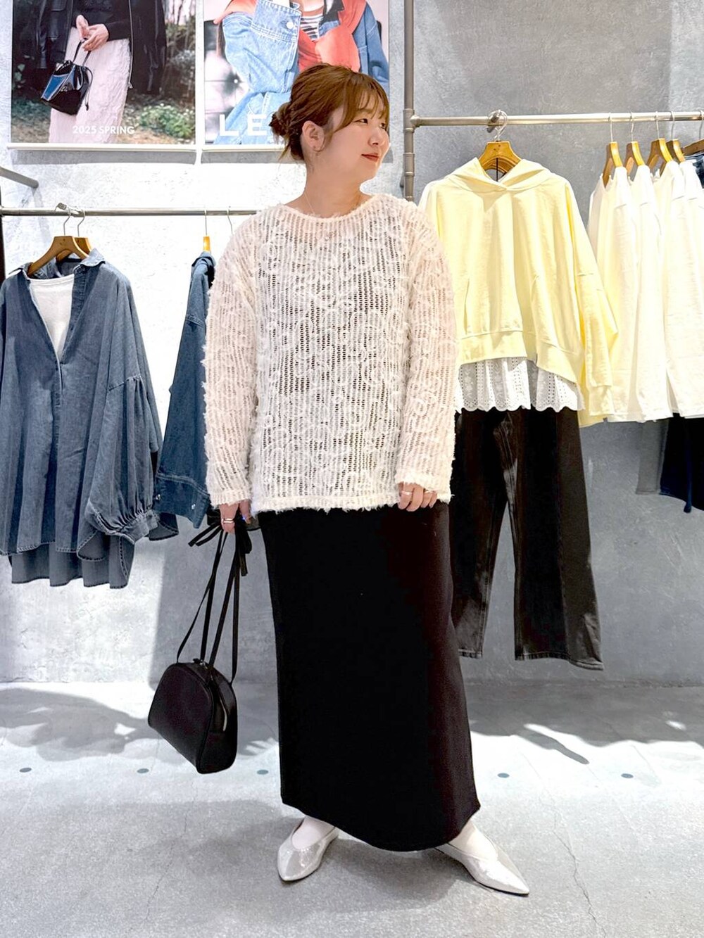 ホワイト系のTシャツ/カットソー、ブラック系のショルダーバッグ、シルバー系のパンプスを着用したレディースの春コーディネートの5枚目の写真