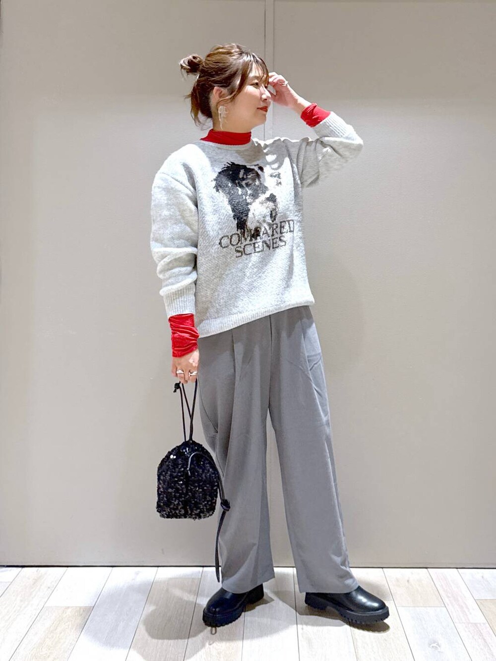 ブラック系のブーツ、ブラック系のショルダーバッグ、レッド系のTシャツ/カットソーを着用したレディースの冬コーディネートの5枚目の写真