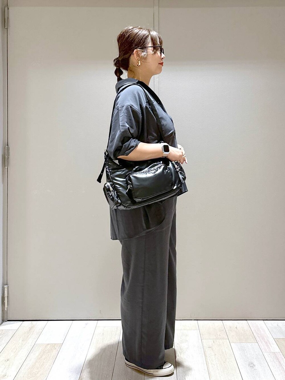 ブラック系のショルダーバッグ、グレー系のシャツ/ブラウス、グレー系のその他パンツを着用したレディースの夏コーディネートの2枚目の写真