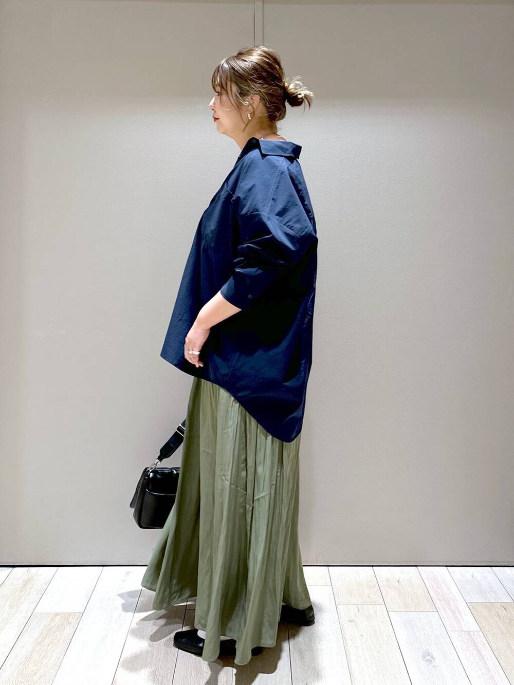 ブラック系のショルダーバッグ、グリーン系のその他パンツ、ブラック系のパンプスを着用したレディースの春コーディネートの4枚目の写真