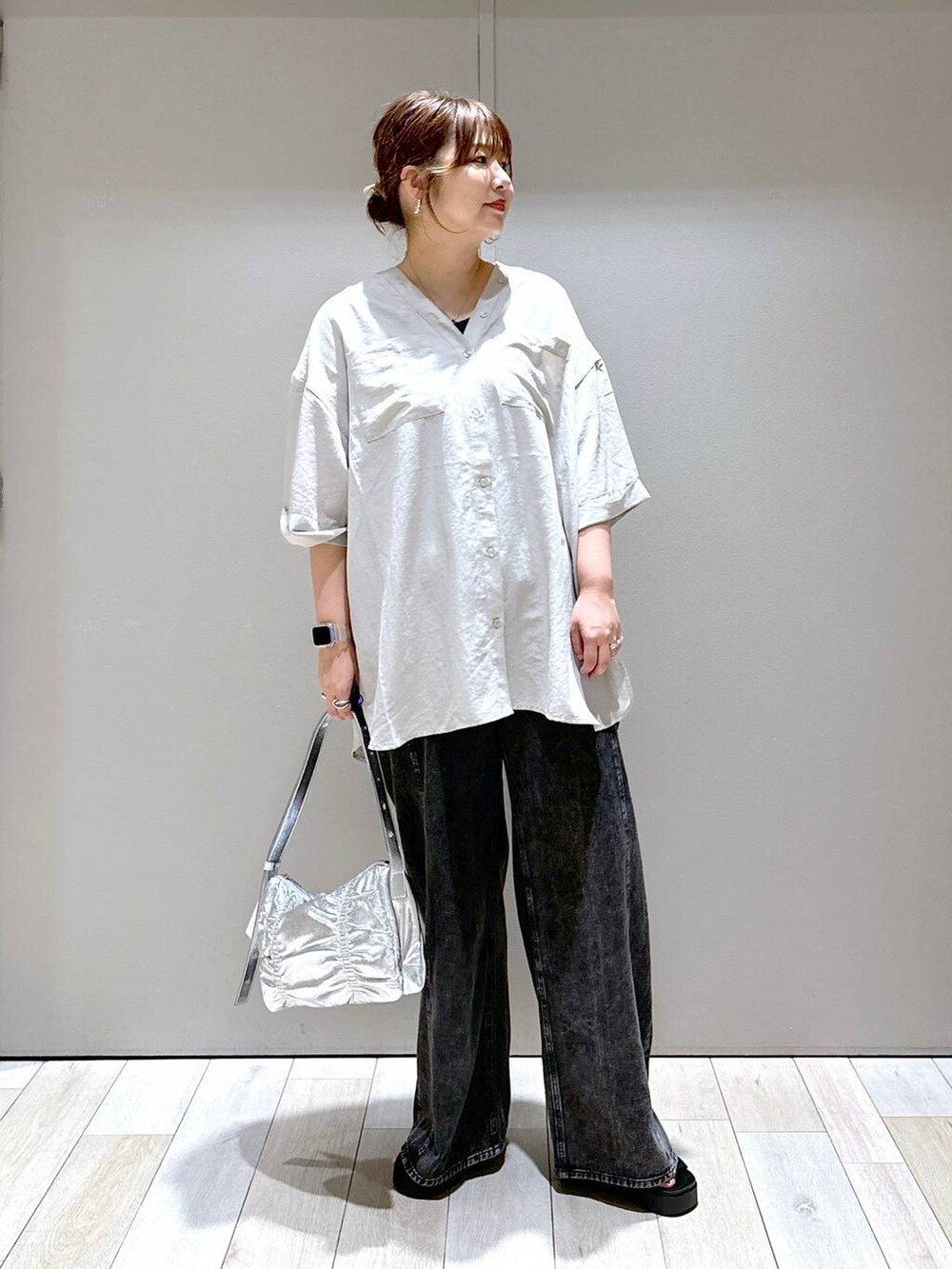 シルバー系のショルダーバッグ、グレー系のワンピース、ブラック系のサンダルを着用したレディースの夏コーディネートの5枚目の写真