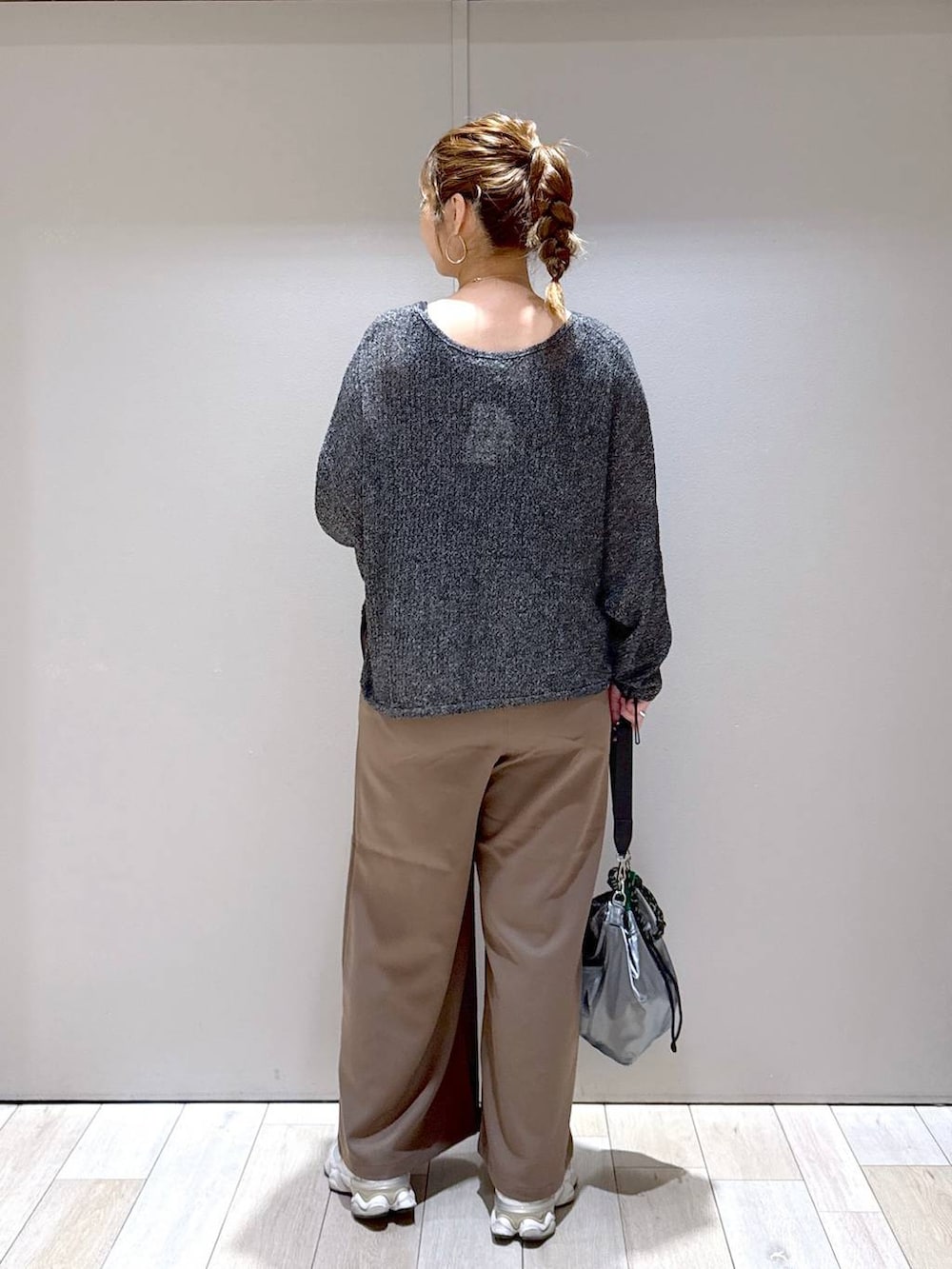 ブラック系のニット/セーター、その他のショルダーバッグ、ブラウン系のその他パンツを着用したレディースの秋コーディネートの3枚目の写真