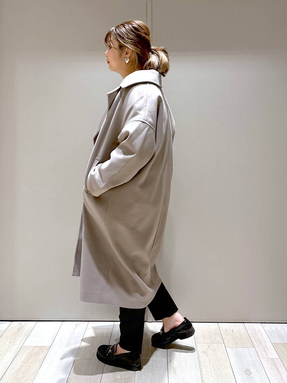 「ブーツ、体型カバー、着痩せ・細見え、高身長、休日コーデ、楽ちんコーデ、冬コーデ、きれいめカジュアル_LEPSIM、ベーシック/シンプル、きれいめ、旅行、バッグ、LEPSIM」｜「LEPSIMのウーリーダブルロングコート　183990（チェスターコート、ブラウン系）」を使った、たかみなさん（レディース・166cm）の冬コーディネートの4枚目の写真