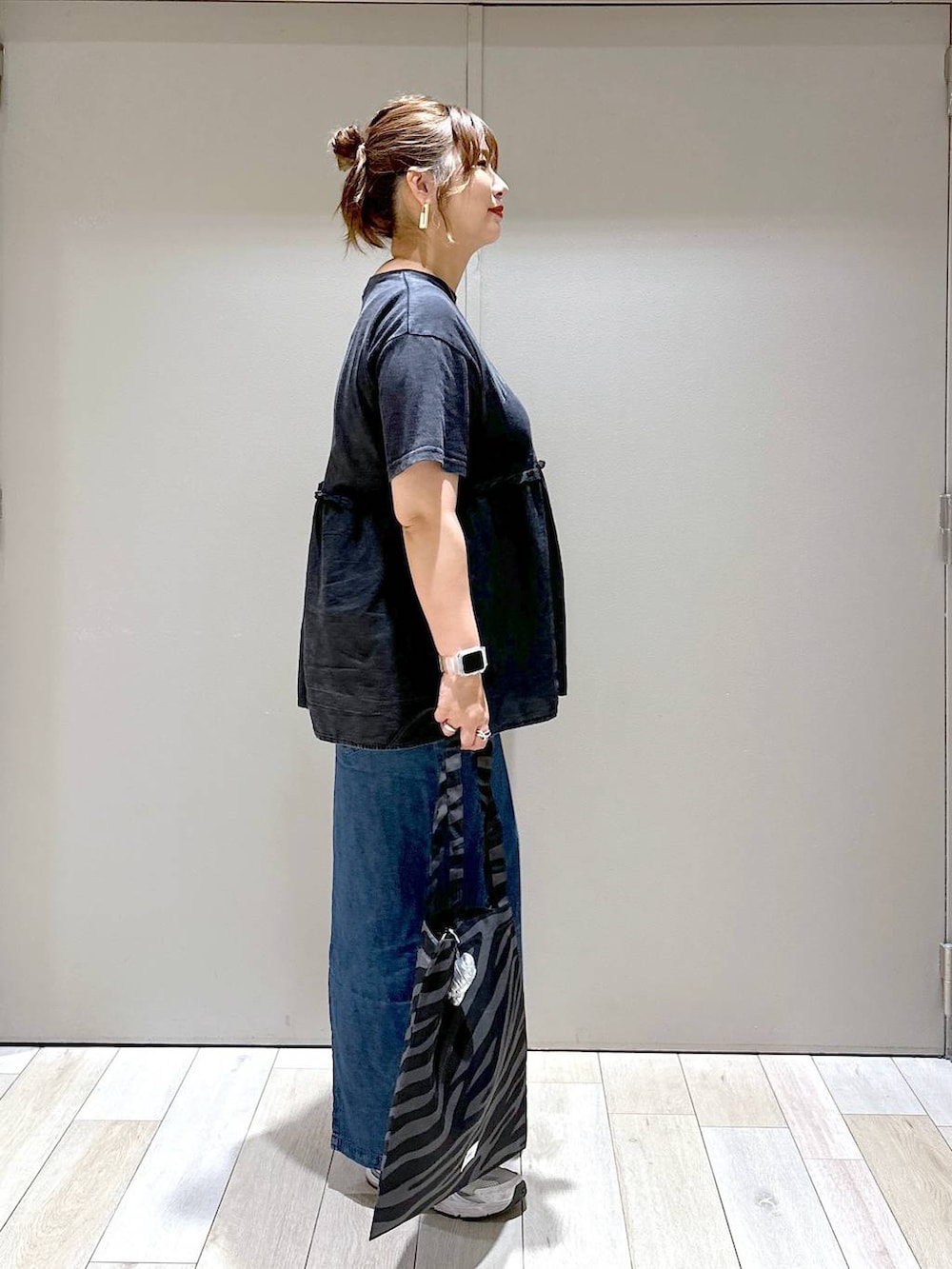 グレー系のTシャツ/カットソー、グレー系のトートバッグを着用したレディースの夏コーディネートの2枚目の写真