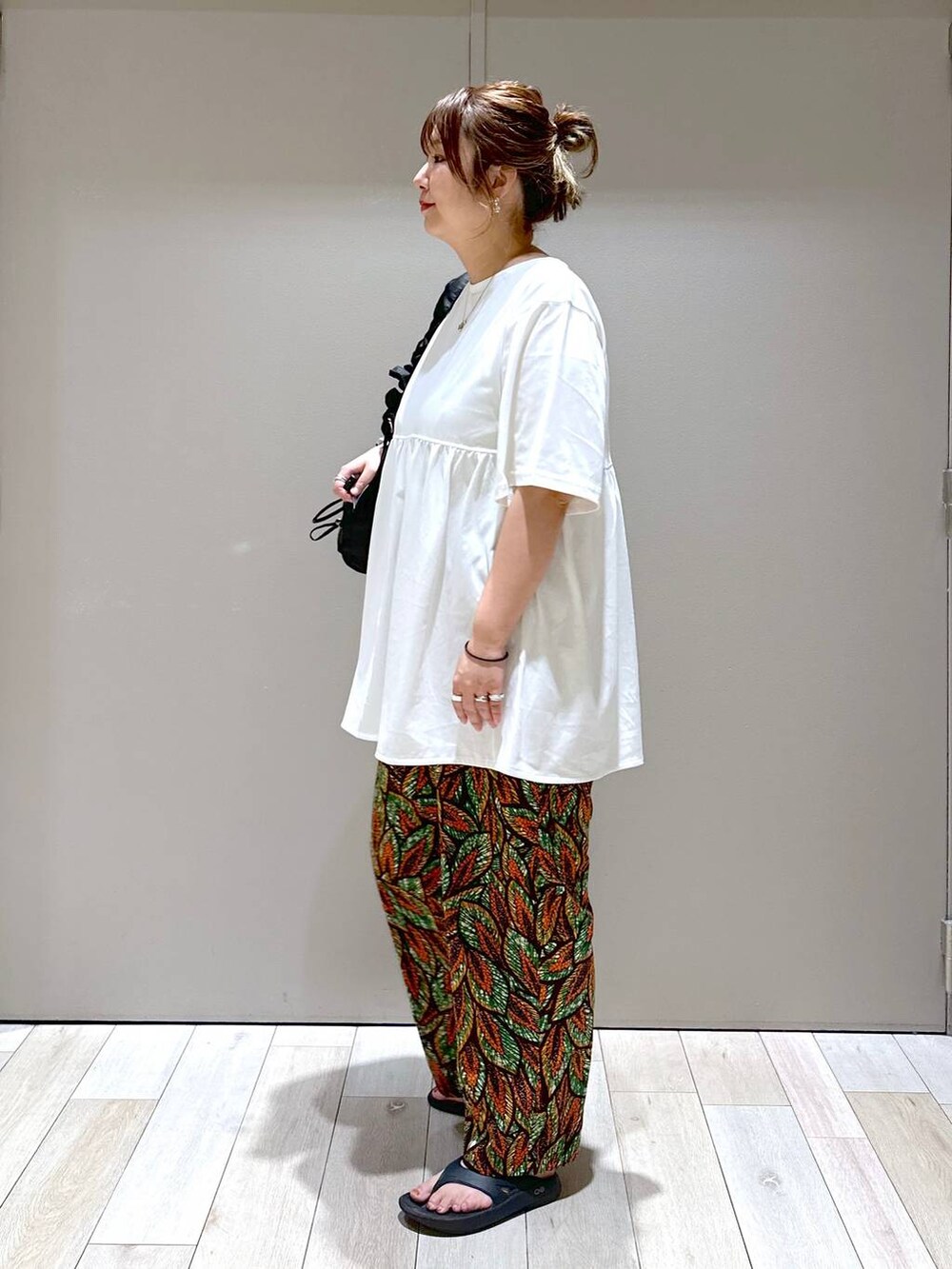 グリーン系のその他パンツ、ブラック系のサンダル、ブラック系のショルダーバッグを着用したレディースの夏コーディネートの4枚目の写真