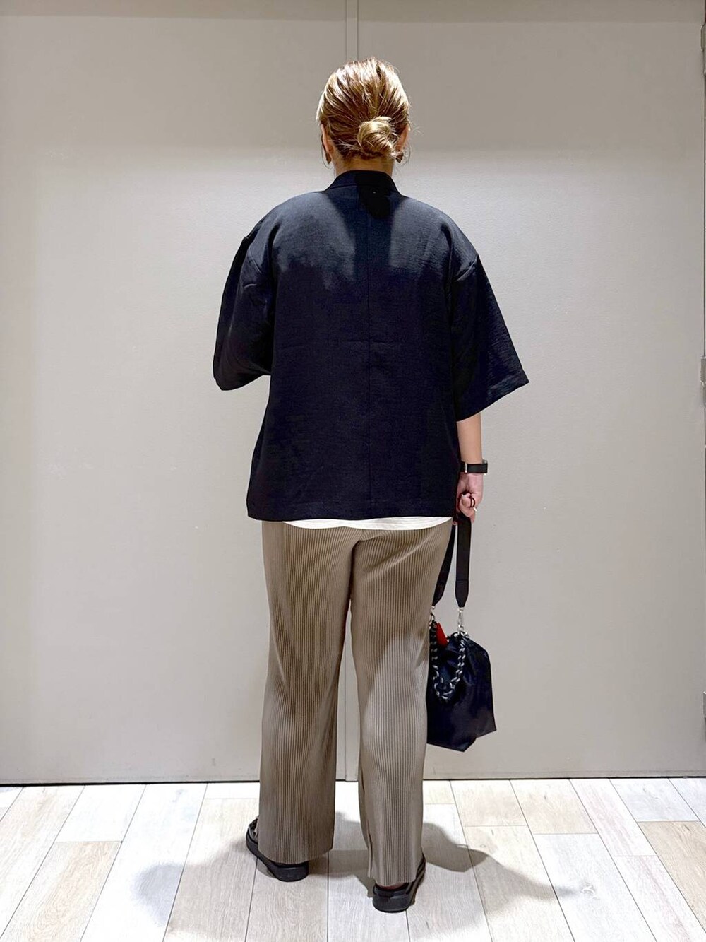 ホワイト系のシャツ/ブラウス、ブラック系のテーラードジャケット、ブラック系のサンダルを着用したレディースの夏コーディネートの3枚目の写真