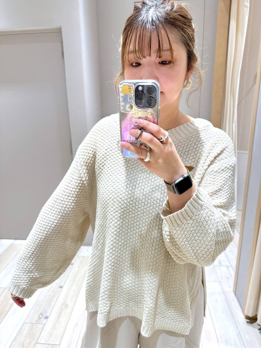 ベージュ系のその他パンツ、ブラック系のパンプス、ホワイト系のニット/セーターを着用したレディースの春コーディネートの2枚目の写真