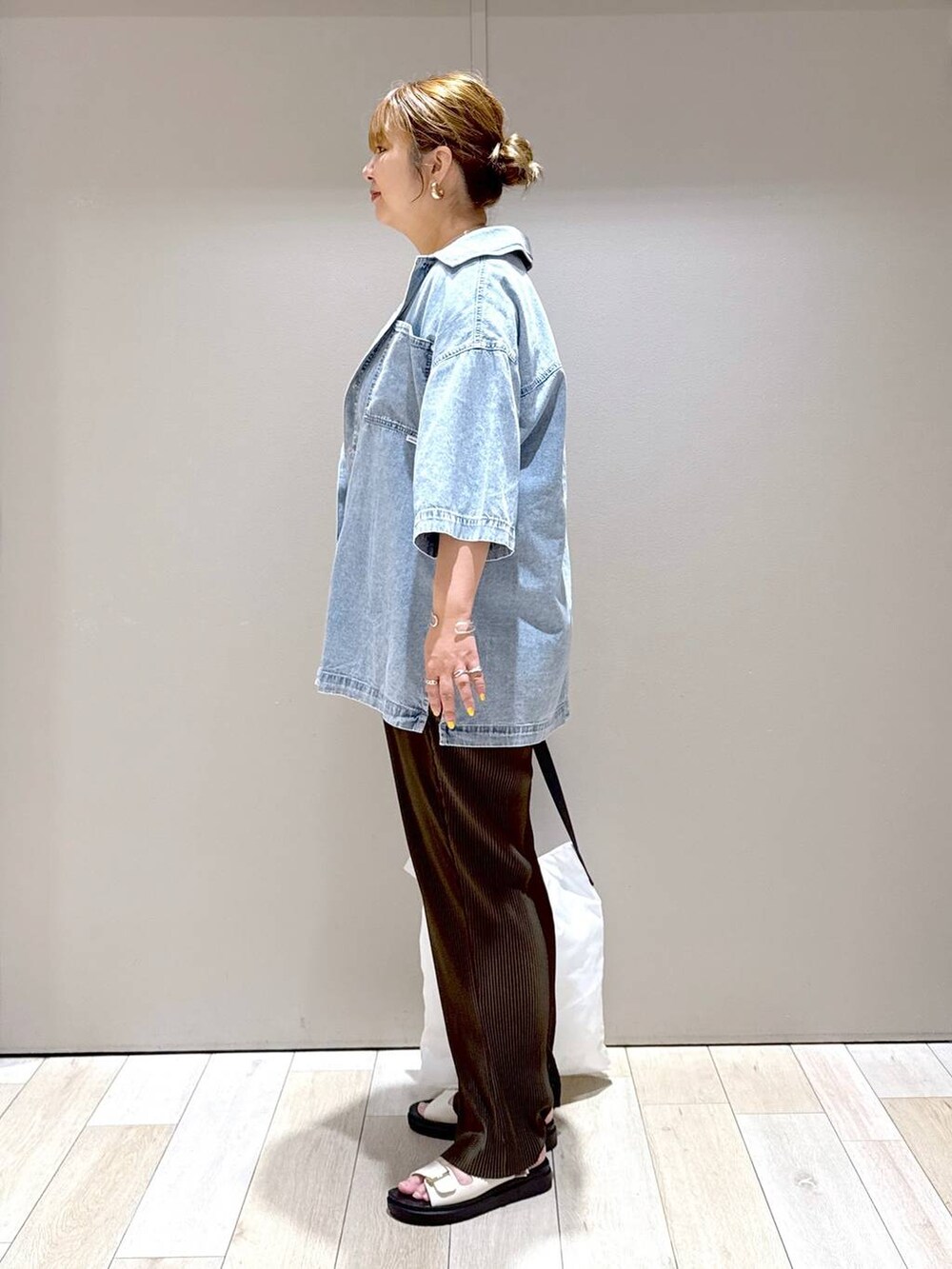 ブルー系のシャツ/ブラウス、ホワイト系のサンダル、ブラウン系のその他パンツを着用したレディースの夏コーディネートの4枚目の写真