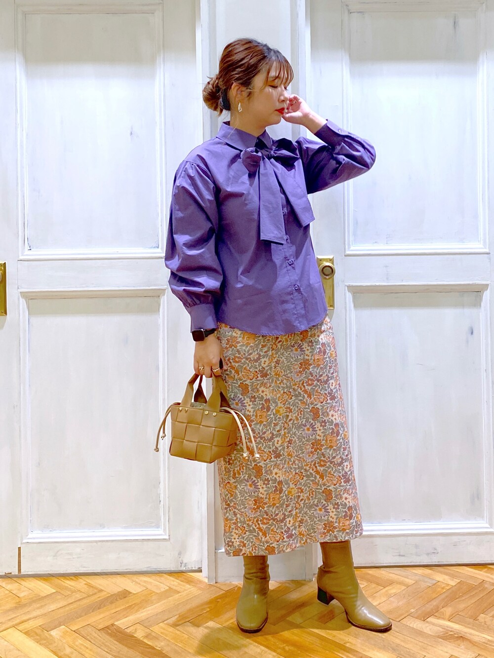 パープル系のシャツ/ブラウス、ホワイト系のスカート、ブラウン系のショルダーバッグを着用したレディースの夏コーディネートの2枚目の写真