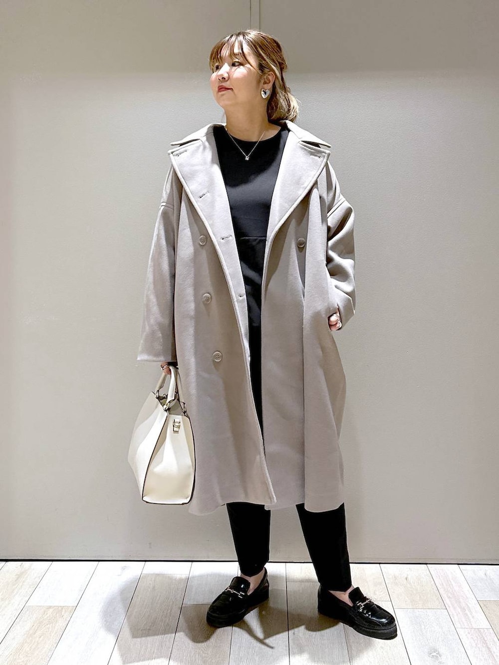 「ブーツ、体型カバー、着痩せ・細見え、高身長、休日コーデ、楽ちんコーデ、冬コーデ、きれいめカジュアル_LEPSIM、ベーシック/シンプル、きれいめ、旅行、バッグ、LEPSIM」｜「LEPSIMのウーリーダブルロングコート　183990（チェスターコート、ブラウン系）」を使った、たかみなさん（レディース・166cm）の冬コーディネートの5枚目の写真