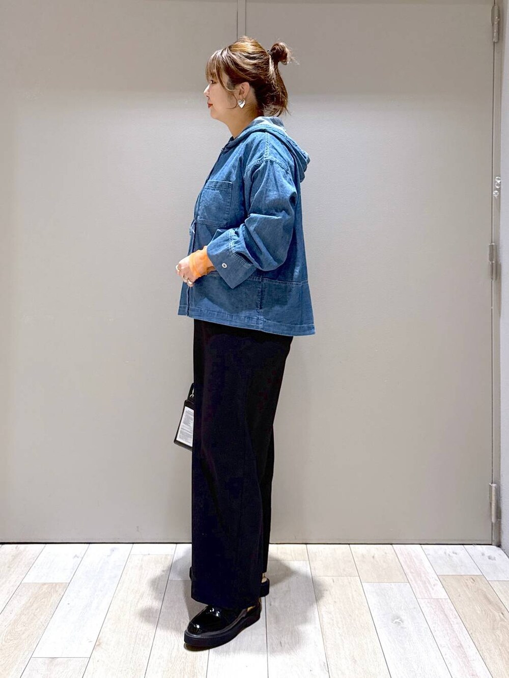 ブラック系のTシャツ/カットソー、ブラック系のその他パンツ、ブラック系のローファーを着用したレディースの冬コーディネートの4枚目の写真