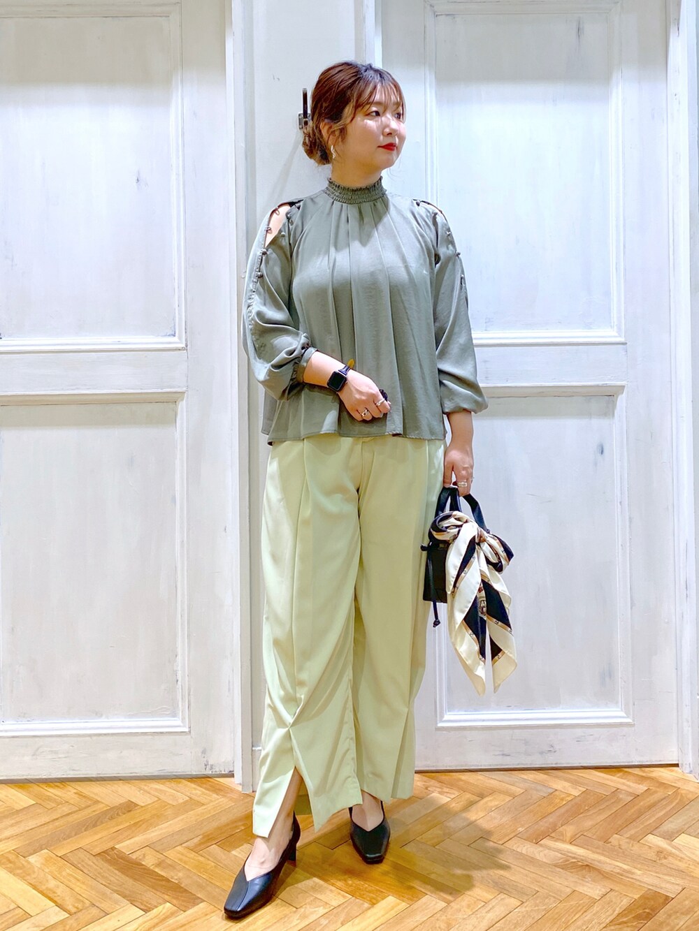 グリーン系のシャツ/ブラウス、グリーン系のその他パンツ、ブラック系のパンプスを着用したレディースの夏コーディネートの2枚目の写真