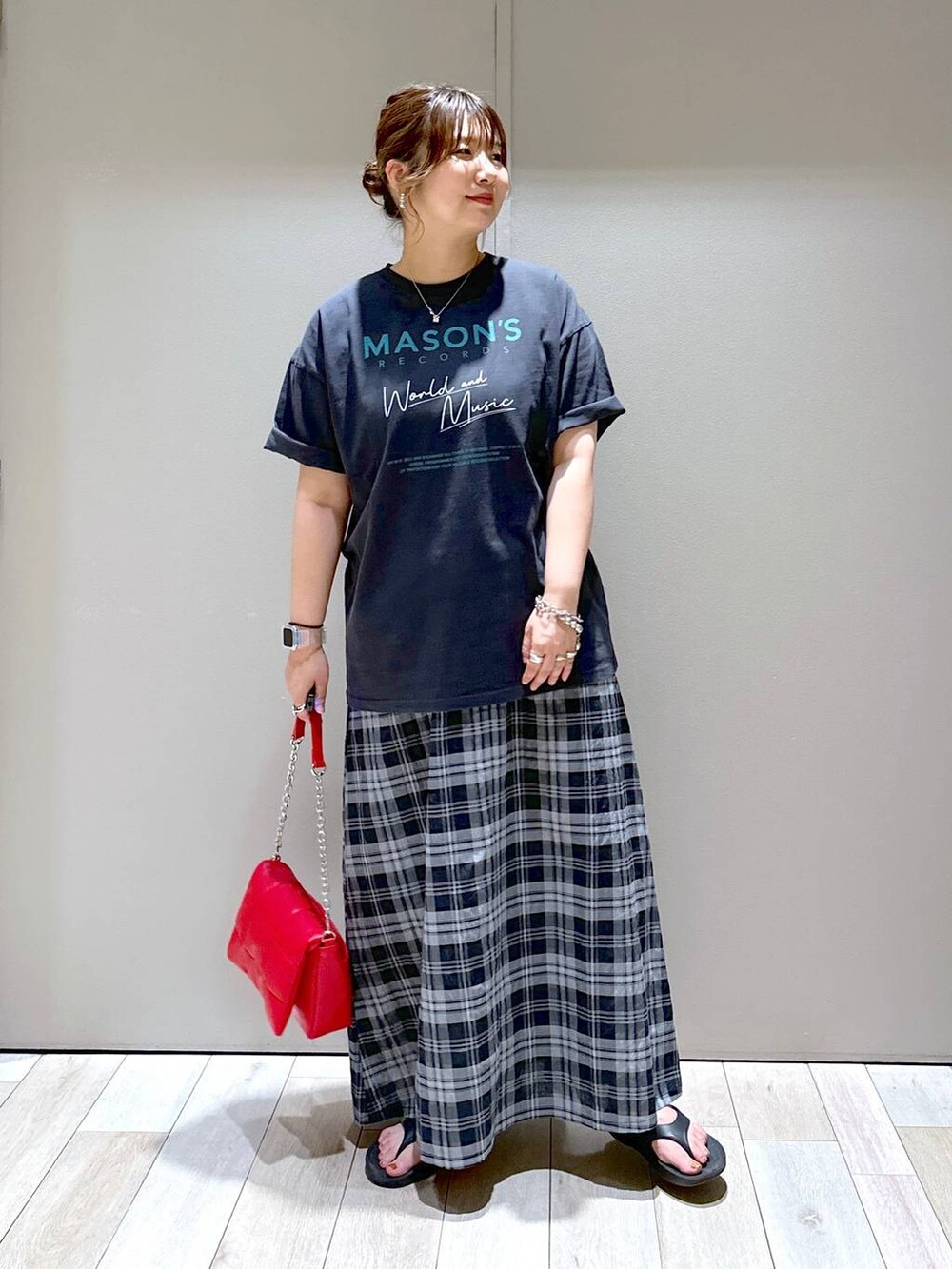 レッド系のショルダーバッグ、ブラック系のサンダル、グレー系のTシャツ/カットソーを着用したレディースの夏コーディネートの5枚目の写真