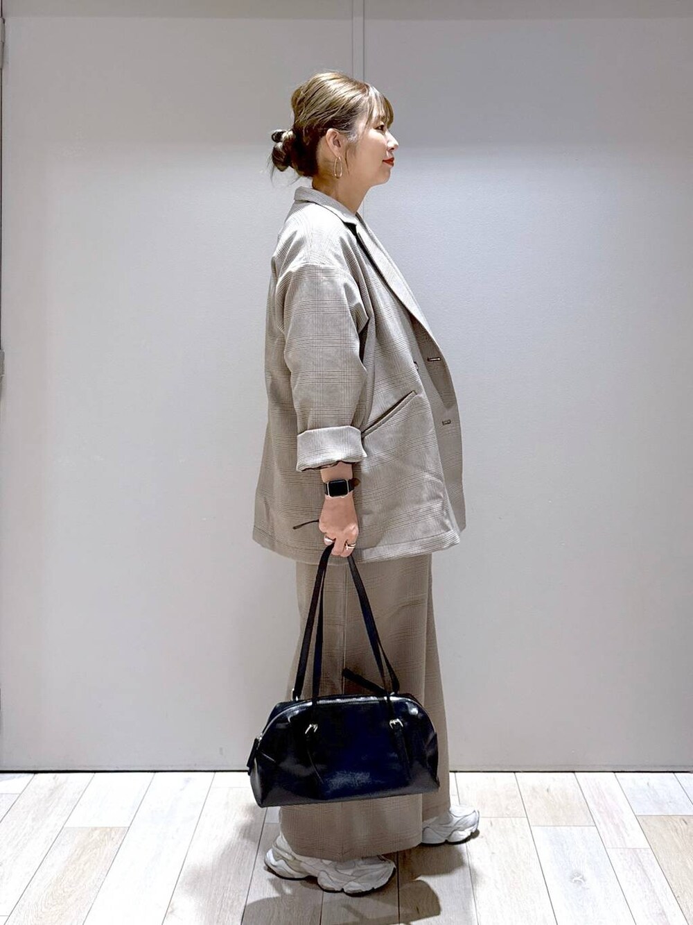 ブラウン系のその他パンツ、ベージュ系のテーラードジャケット、ブラック系のボストンバッグを着用したレディースの秋コーディネートの2枚目の写真