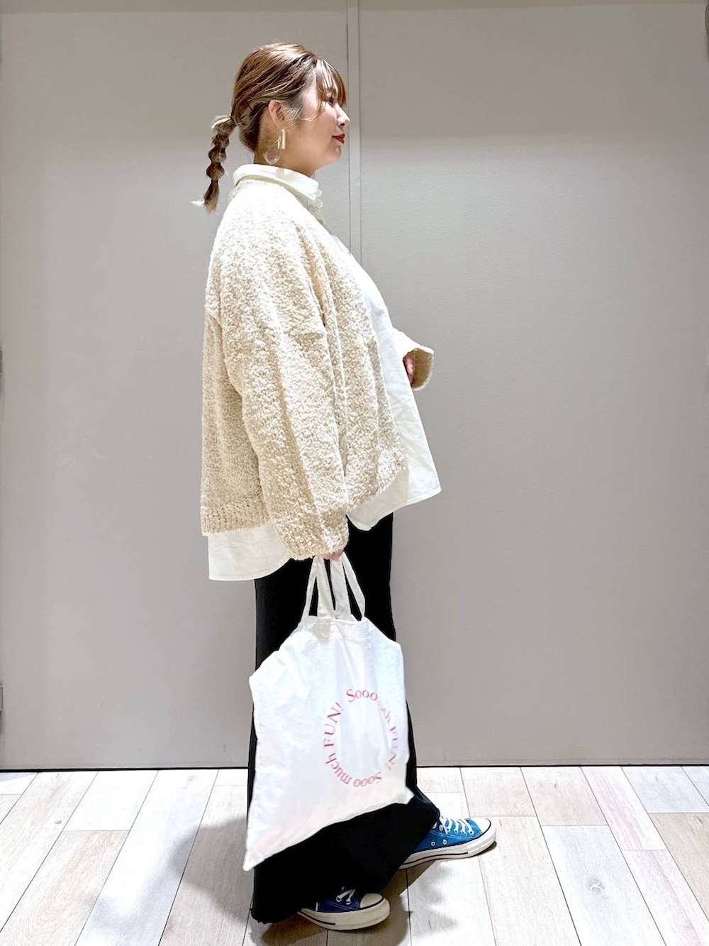 ブラック系のスカート、ホワイト系のシャツ/ブラウス、ホワイト系のトートバッグを着用したレディースの冬コーディネートの2枚目の写真