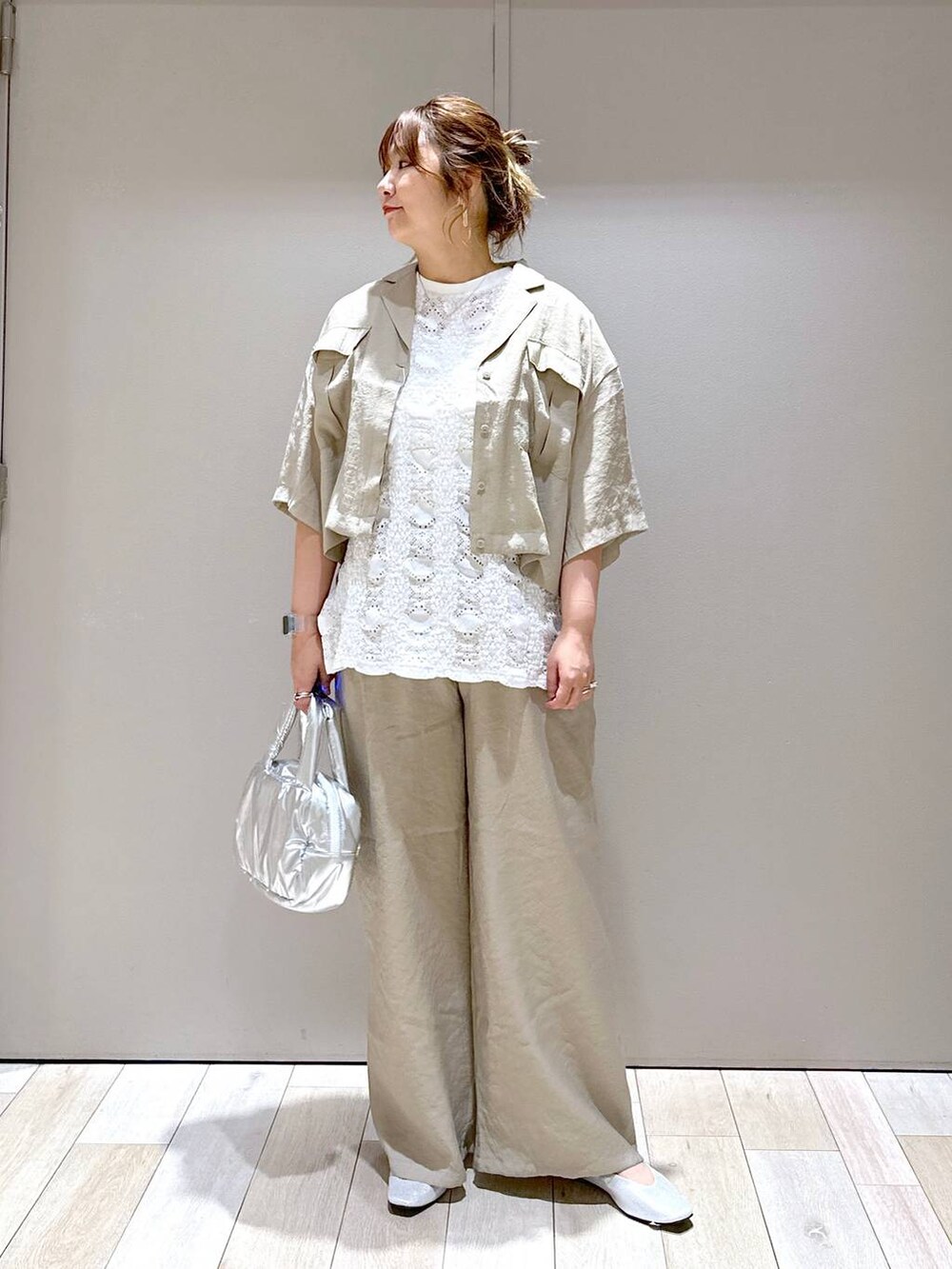 ベージュ系のその他パンツ、ベージュ系のシャツ/ブラウス、シルバー系のパンプスを着用したレディースの夏コーディネートの4枚目の写真