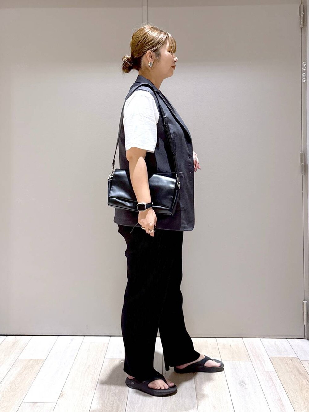 ブラック系のその他パンツ、ブラック系のショルダーバッグ、グレー系のベストを着用したレディースの秋コーディネートの2枚目の写真