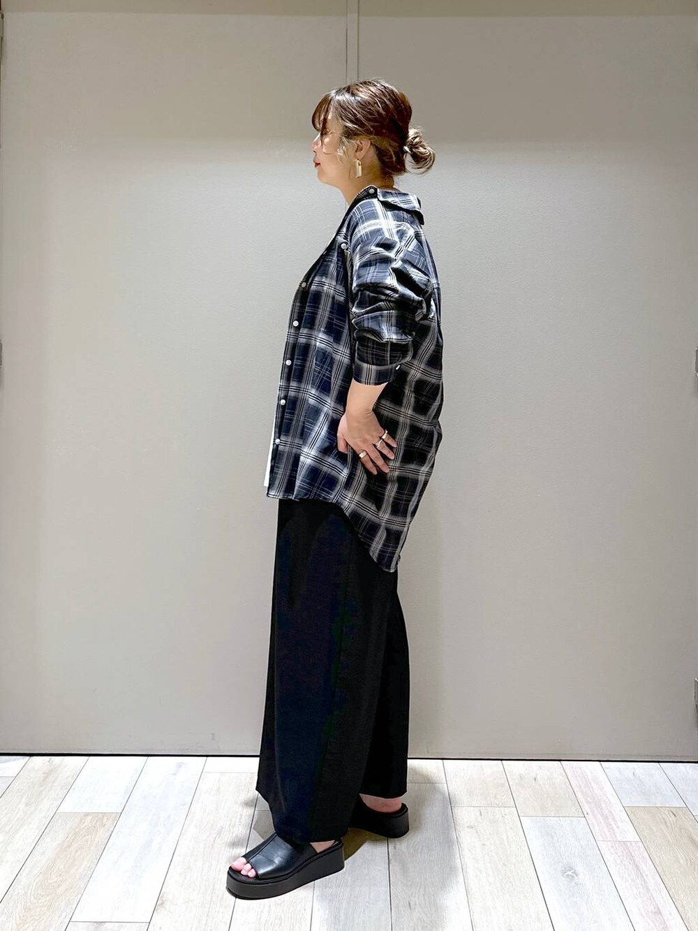 ホワイト系のTシャツ/カットソー、ブラック系のその他パンツ、ベージュ系のショルダーバッグを着用したレディースの春コーディネートの4枚目の写真