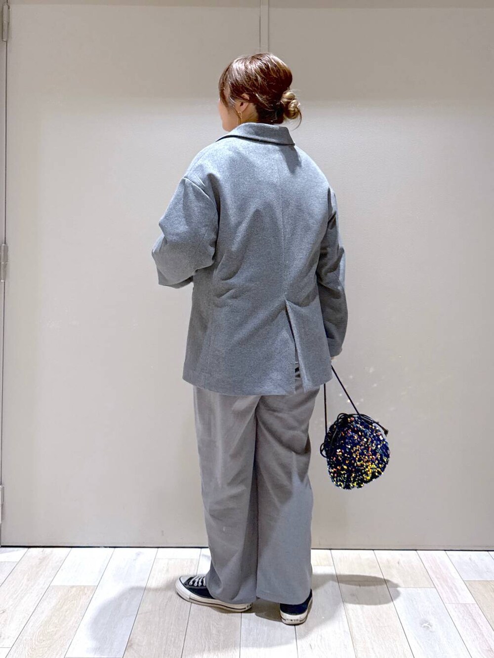 グレー系のその他アウター、ブラック系のショルダーバッグ、グレー系のその他パンツを着用したレディースの秋コーディネートの3枚目の写真