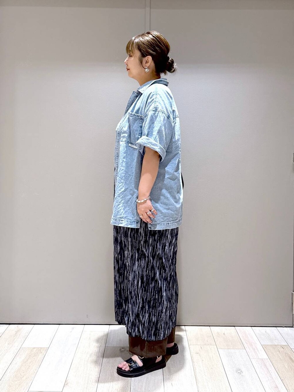 ブルー系のシャツ/ブラウス、レッド系のTシャツ/カットソー、ブラック系のサンダルを着用したレディースの夏コーディネートの2枚目の写真