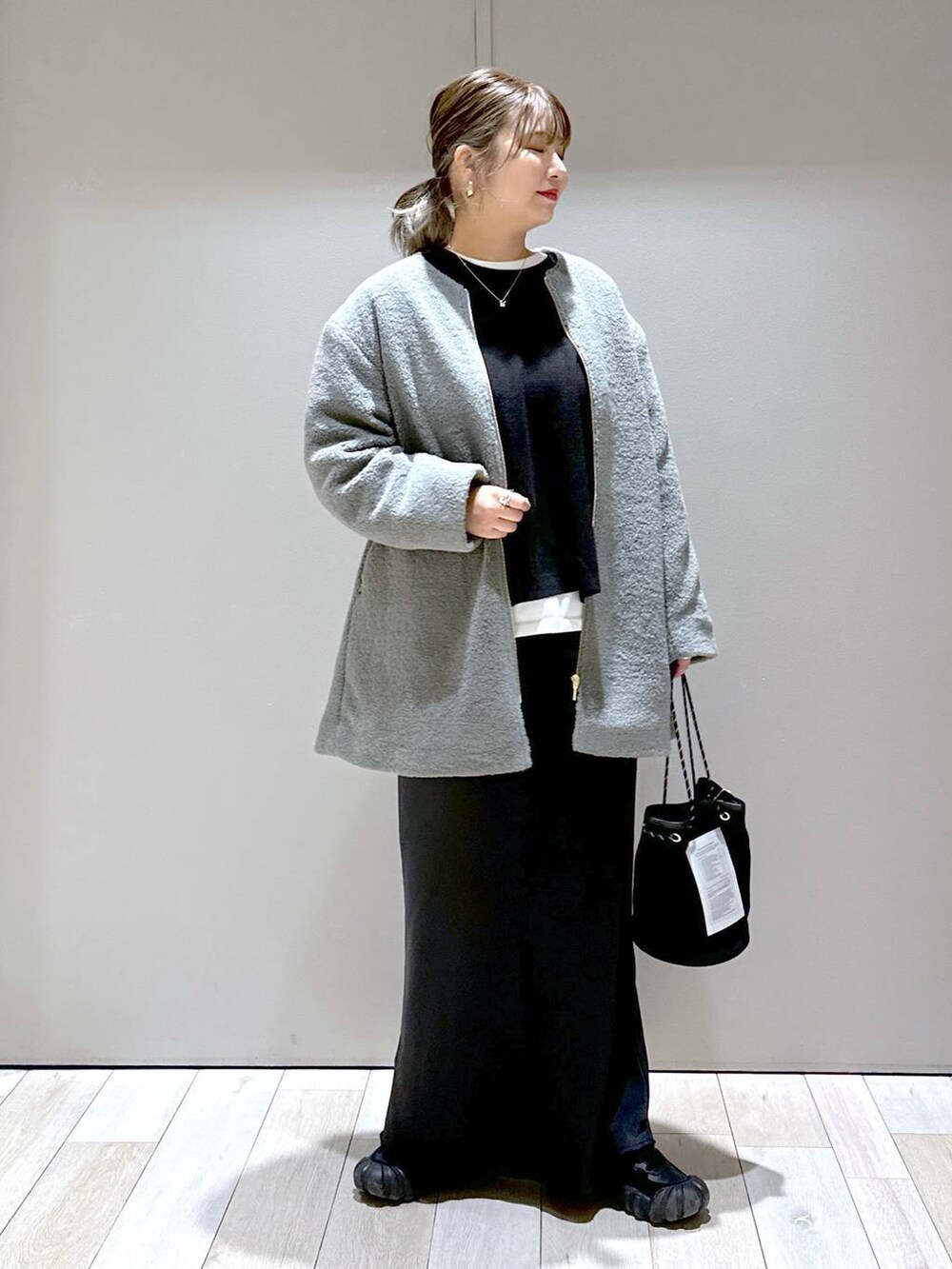 「体型カバー、着痩せ・細見え、高身長、休日コーデ、楽ちんコーデ、秋コーデ、きれいめカジュアル_LEPSIM、ベーシック/シンプル、きれいめ、旅行、バッグ、LEPSIM、コート」｜「LEPSIMの14ゲージポンチョプルオーバー　183618（ニット/セーター、ブラック系）」を使った、たかみなさん（レディース・166cm）の秋コーディネートの4枚目の写真