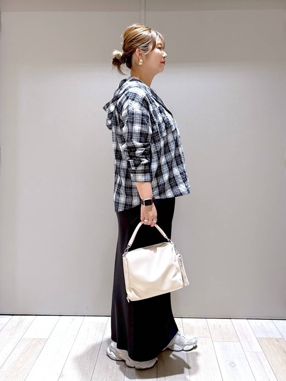 ブラック系のスカート、ブラック系のシャツ/ブラウスを着用したレディースの春コーディネートの2枚目の写真