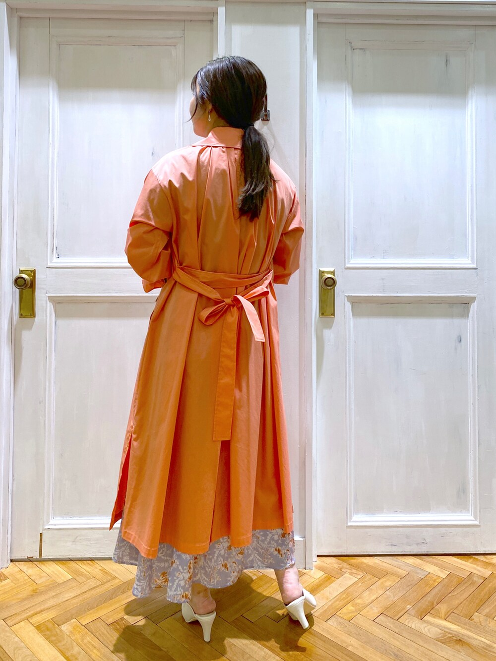 ブラック系のTシャツ/カットソー、ピンク系のジャケット/アウター、パープル系のスカートを着用したレディースの春コーディネートの3枚目の写真