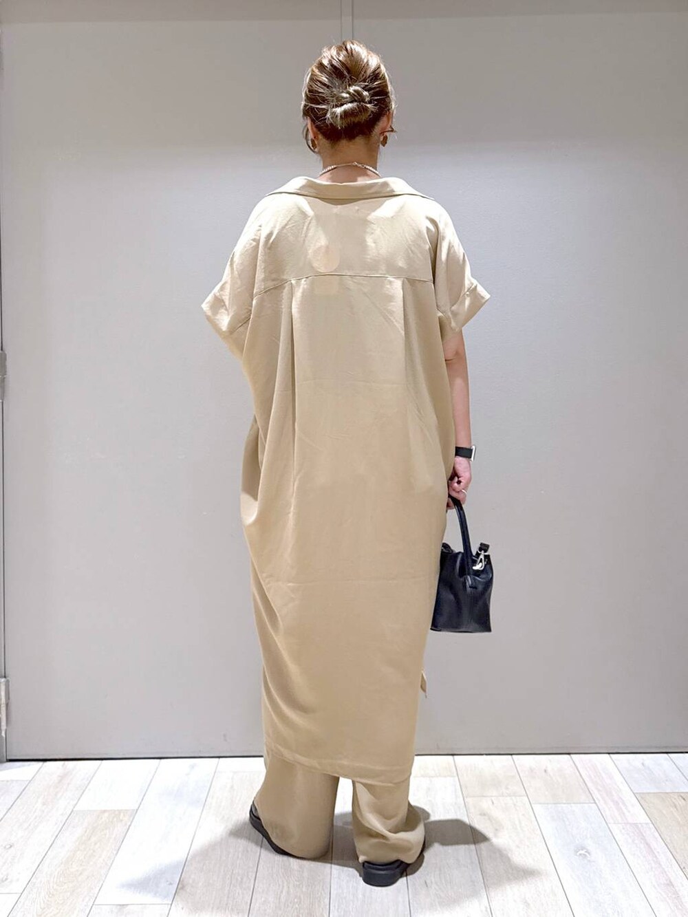 ベージュ系のその他パンツ、ベージュ系のワンピース、ブラック系のサンダルを着用したレディースの春コーディネートの3枚目の写真