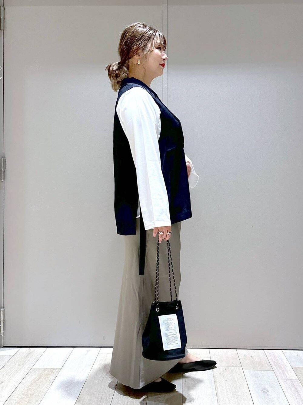 ブラック系のパンプス、ホワイト系のTシャツ/カットソー、ブルー系のセットアップを着用したレディースの秋コーディネートの2枚目の写真