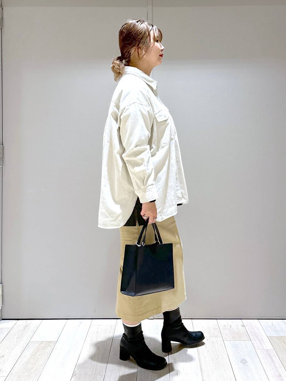 グレー系のTシャツ/カットソー、ホワイト系のシャツ/ブラウス、ブラック系のショルダーバッグを着用したレディースの秋コーディネートの2枚目の写真