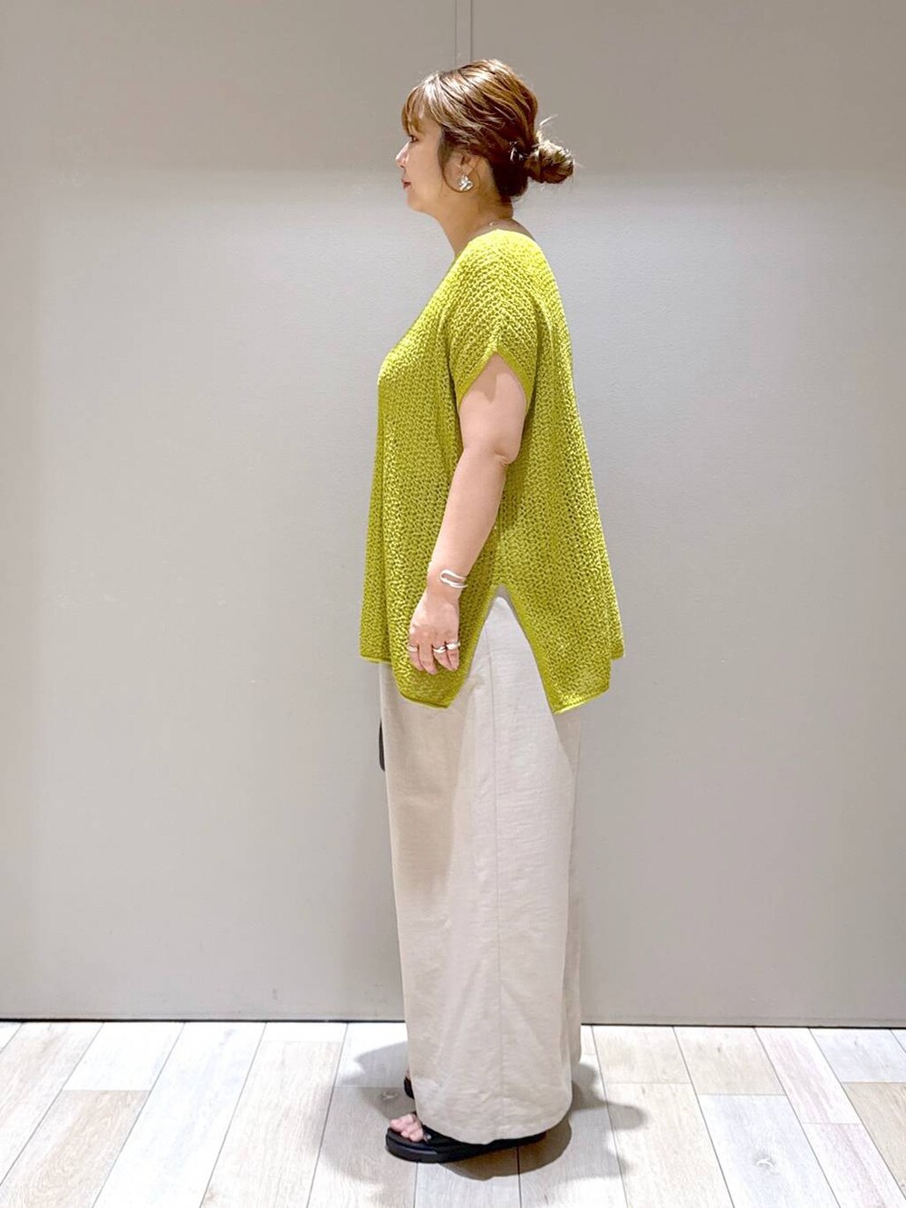 ブラック系のサンダル、ベージュ系のその他パンツ、ブラック系のショルダーバッグを着用したレディースの春コーディネートの4枚目の写真