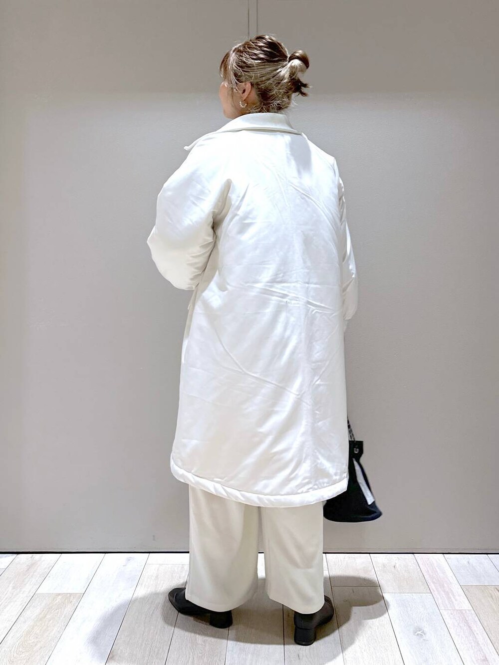 ブラック系のブーツ、ホワイト系のその他パンツ、ホワイト系のその他アウターを着用したレディースの秋コーディネートの3枚目の写真