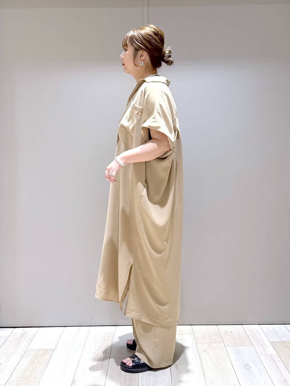 ベージュ系のその他パンツ、ベージュ系のワンピース、ブラック系のサンダルを着用したレディースの春コーディネートの4枚目の写真
