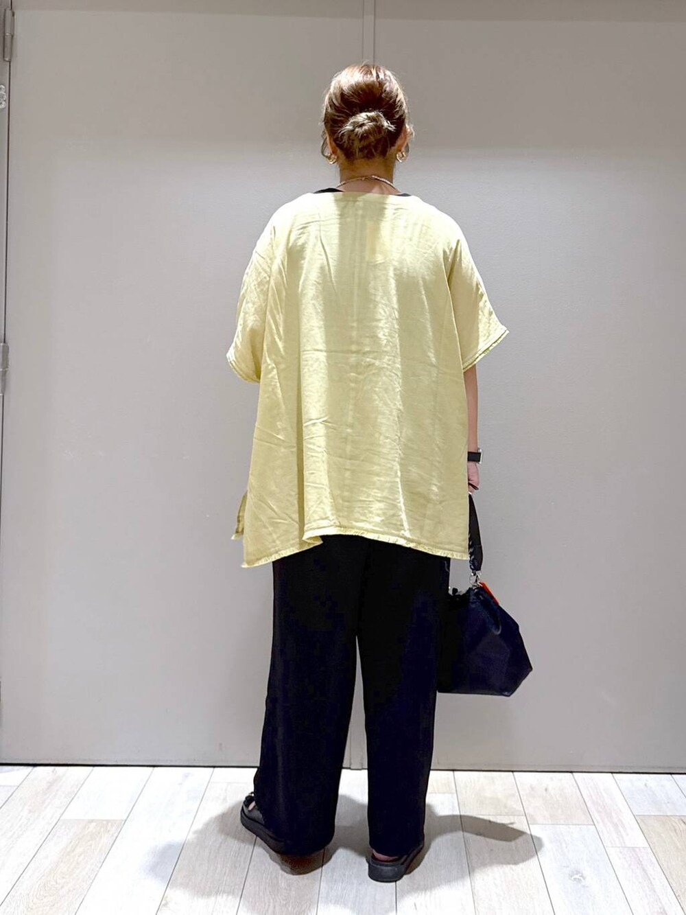 ブラック系のTシャツ/カットソー、ブラック系のサンダル、ブラック系のショルダーバッグを着用したレディースの夏コーディネートの3枚目の写真