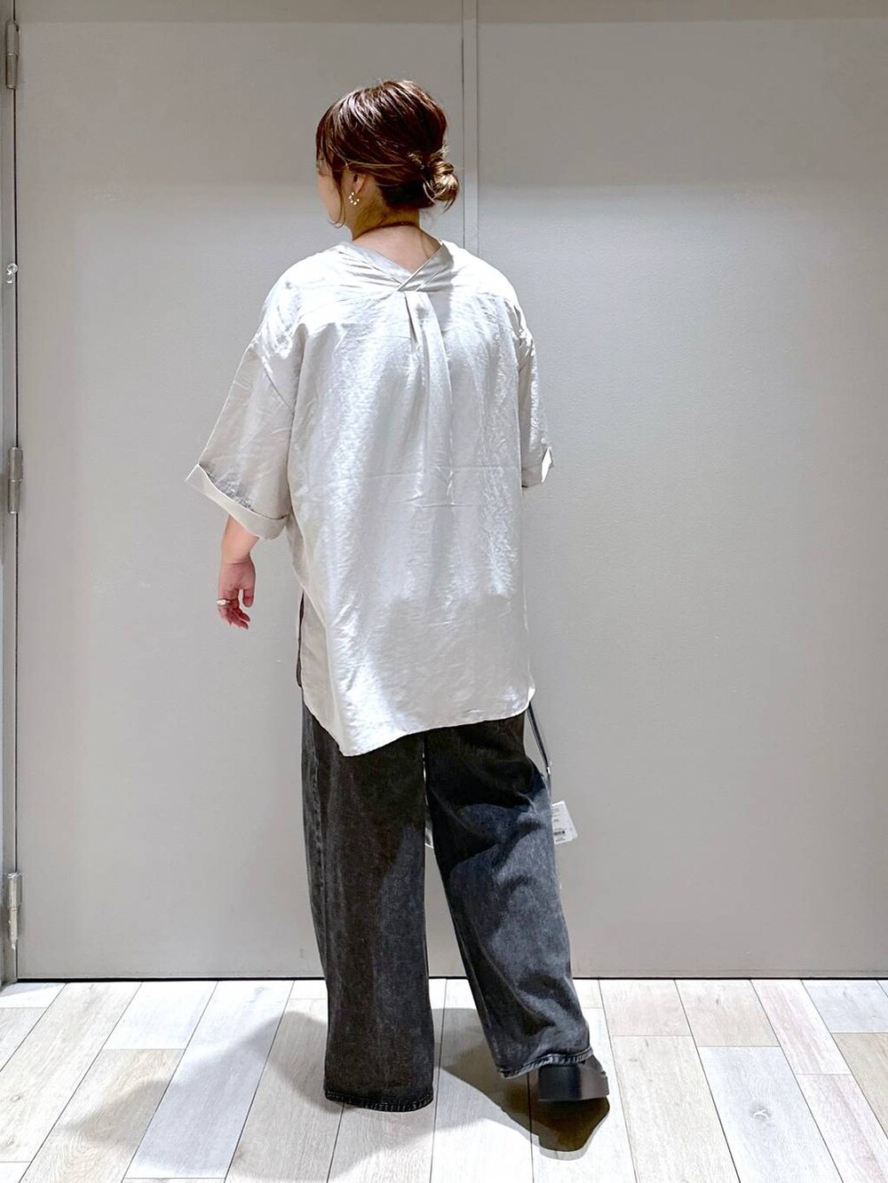 シルバー系のショルダーバッグ、グレー系のワンピース、ブラック系のサンダルを着用したレディースの夏コーディネートの3枚目の写真