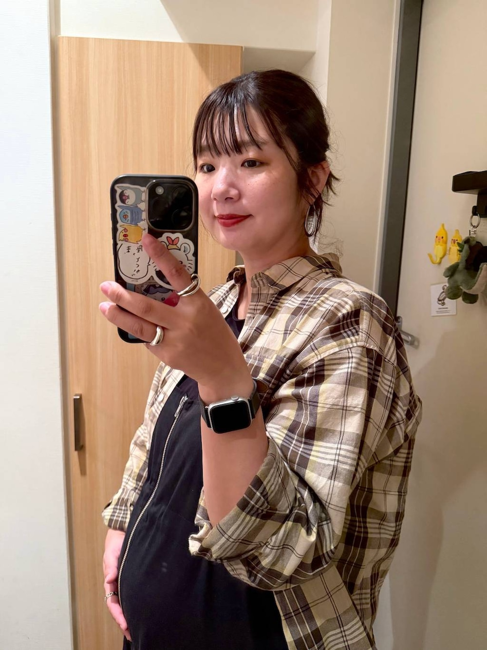 イエロー系のシャツ/ブラウスを着用したレディースの秋コーディネートの2枚目の写真