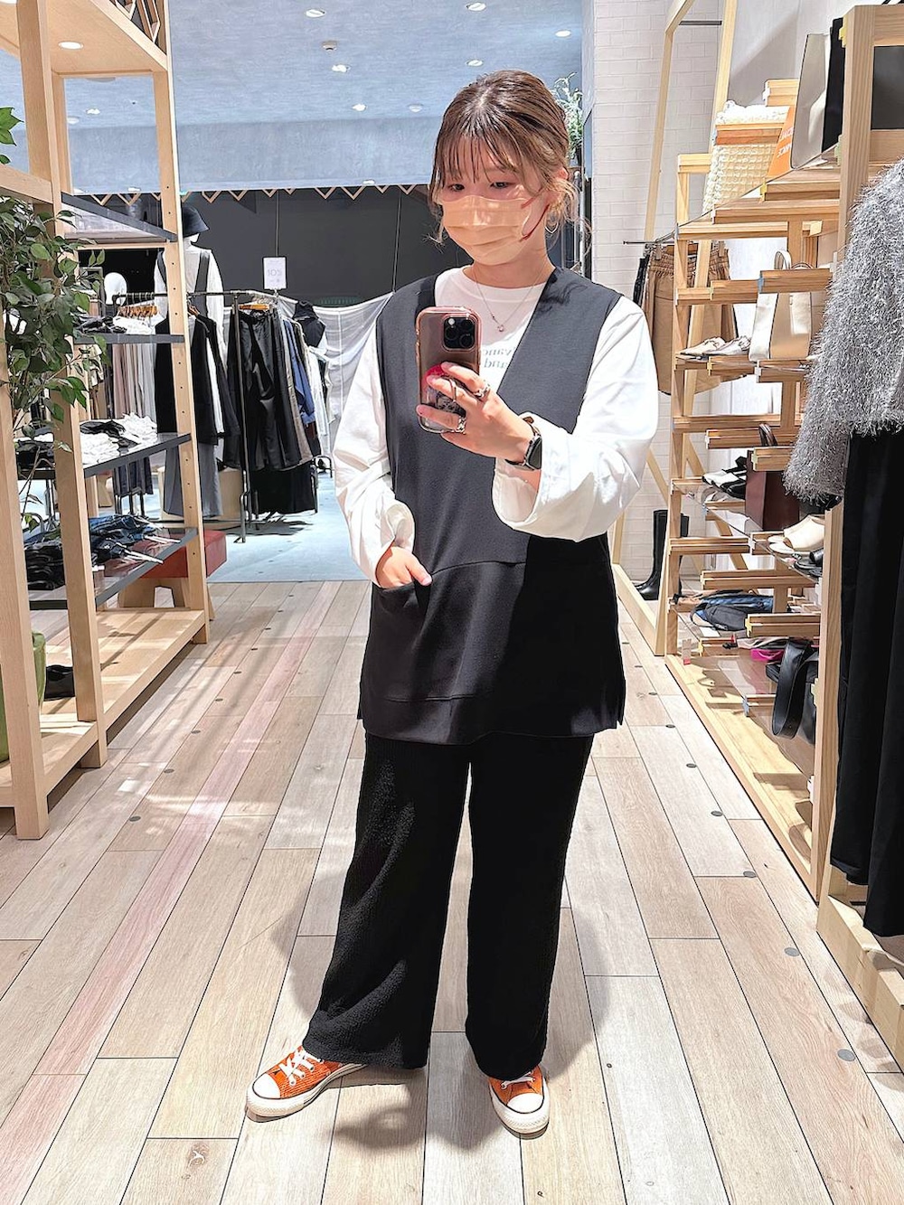 ブラック系のTシャツ/カットソー、ホワイト系のTシャツ/カットソー、ブラック系のその他パンツを着用したレディースの秋コーディネートの4枚目の写真
